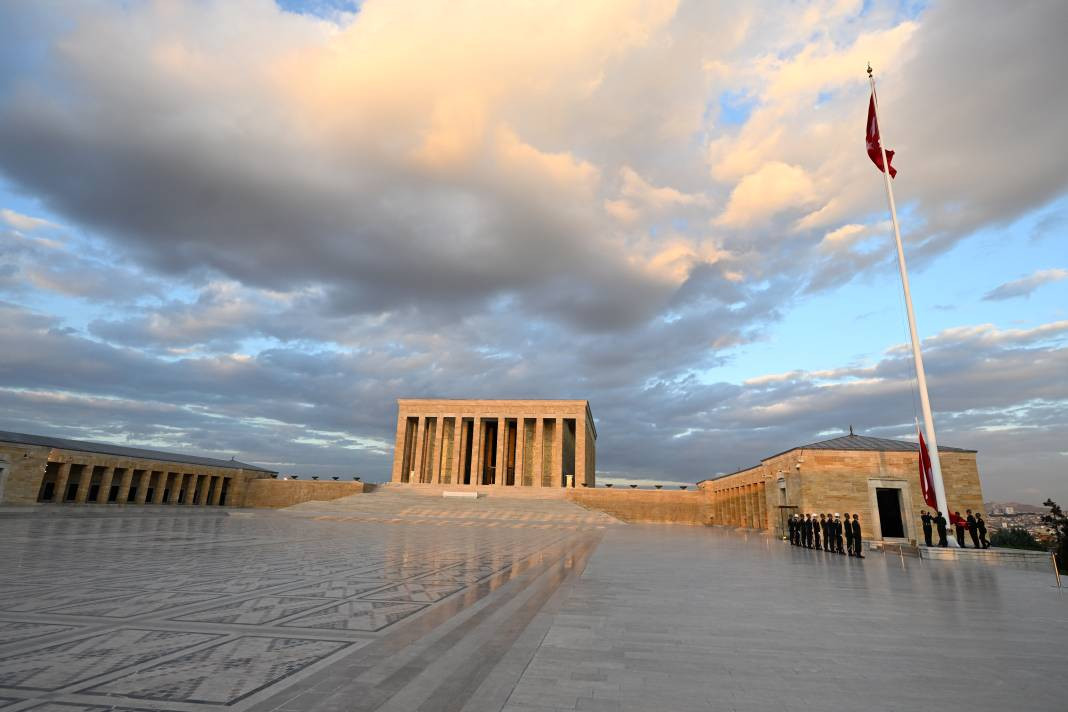 Türk bayrağının gönderden hiç inmediği yer - Resim: 30